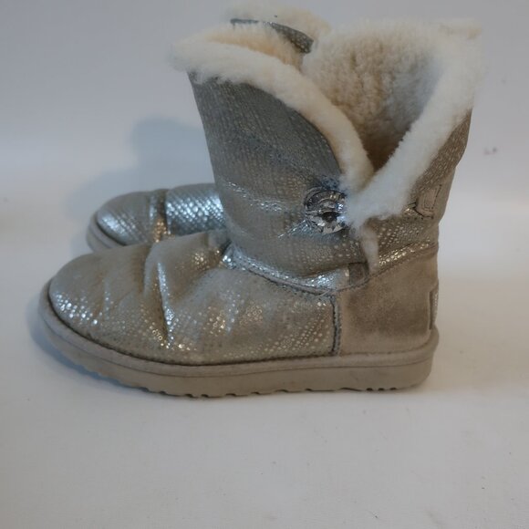 Womens Ugg S/N 1004774 Silver Metallic Suede Bailey Button Booties 7 - Picture 2 of 8